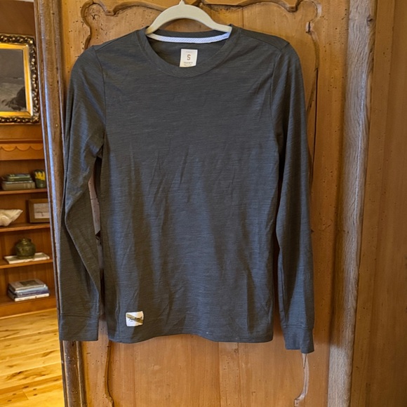 Tracksmith Tops - Tracksmith Charcoal Long Sleeve Harrier Tee great condition!